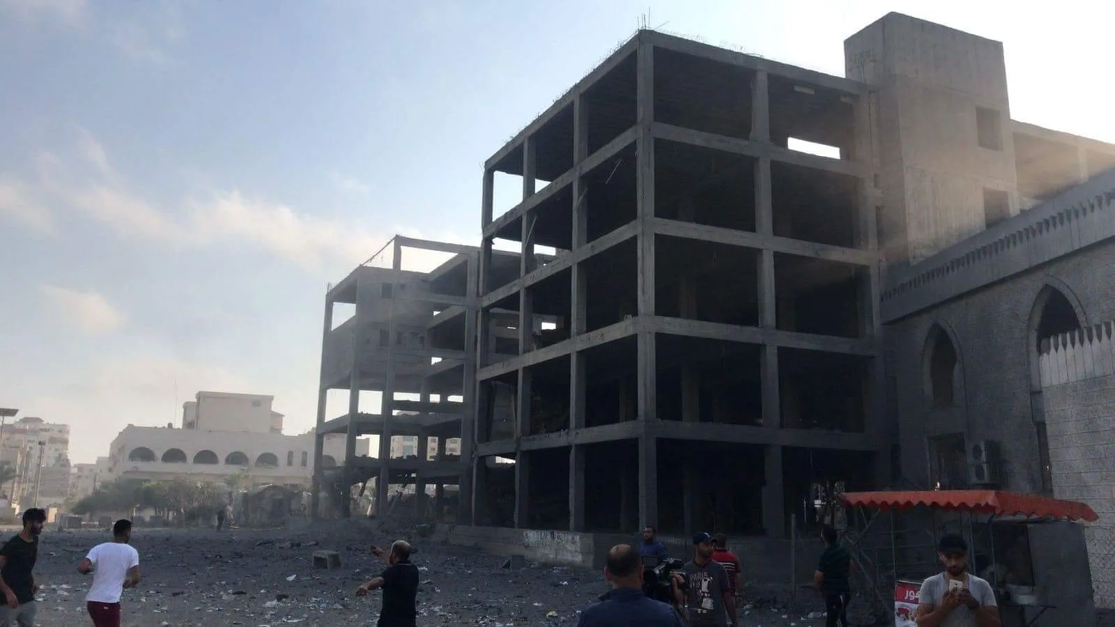 فقيدان و12 إصابة في قصف الطيران الإسرائيلي لمبنى في غزة