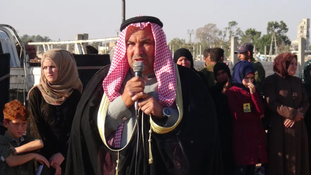 الطبقة تشيّع مقاتلاً استشهد في دير الزور