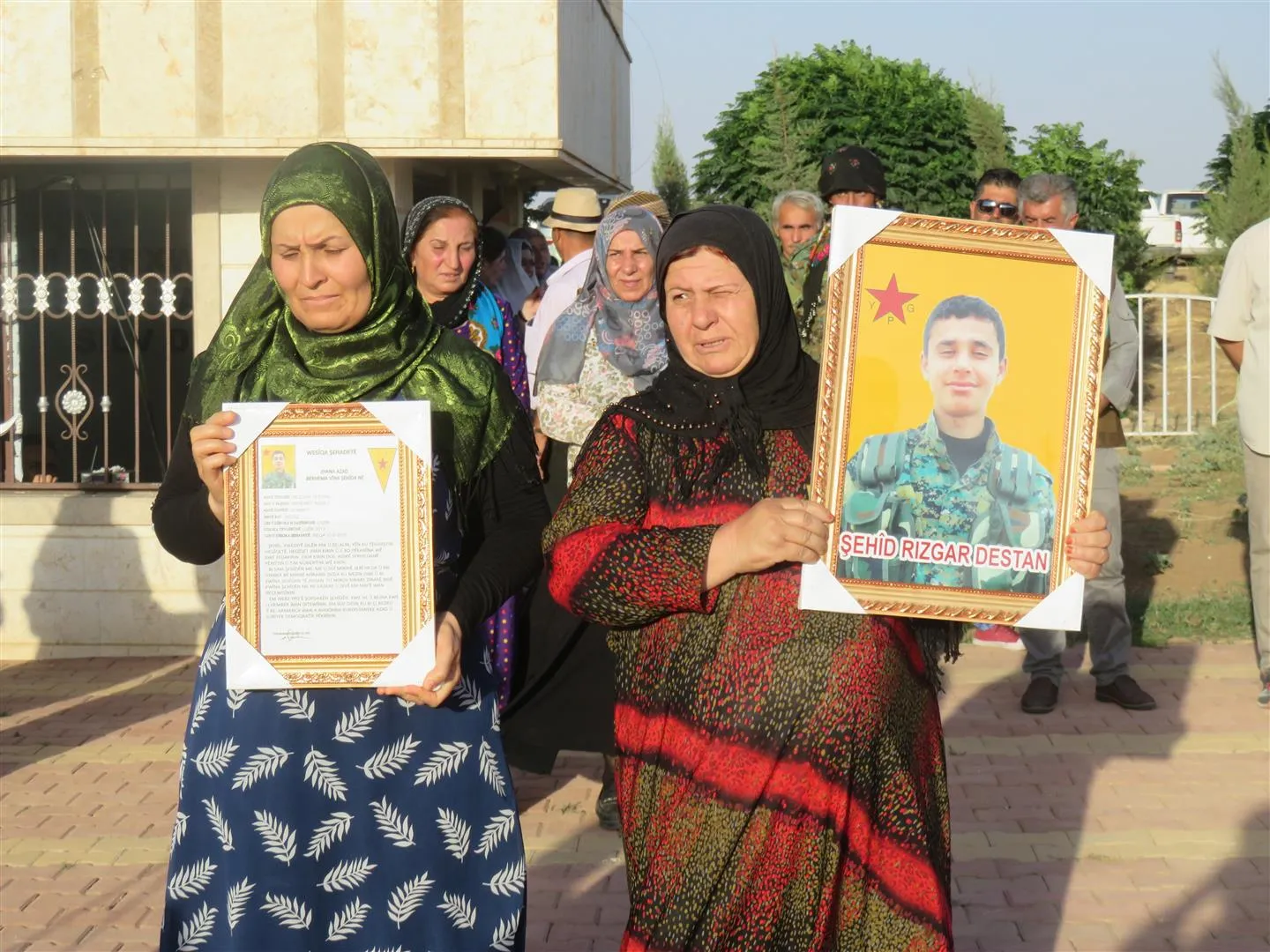 جثمان الشهيد رزكار دستان يوارى الثرى في مزار الشهيد خبات