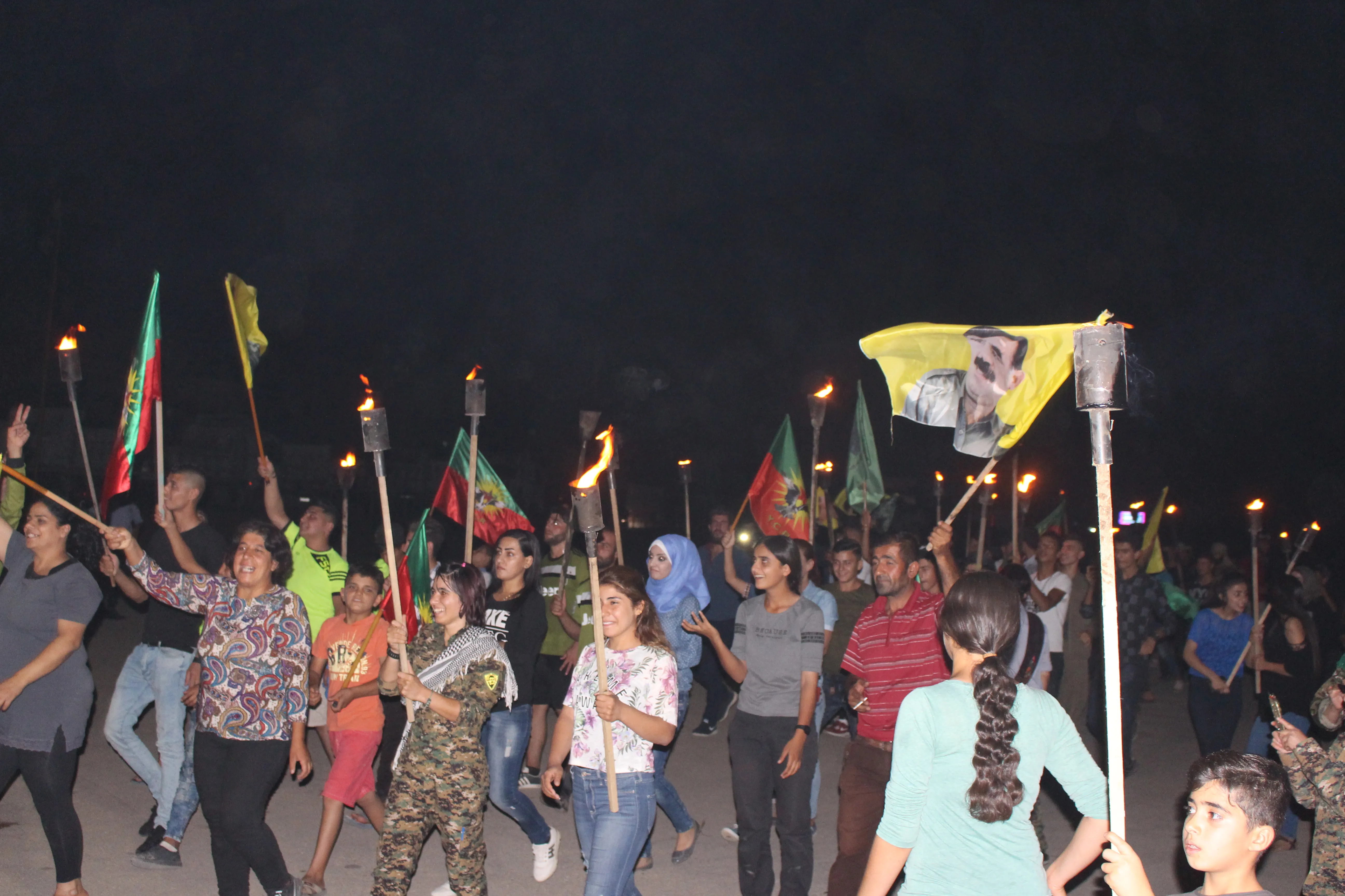مسيرة بالمشاعل في ديرك ضمن إطار حملة انتفضوا