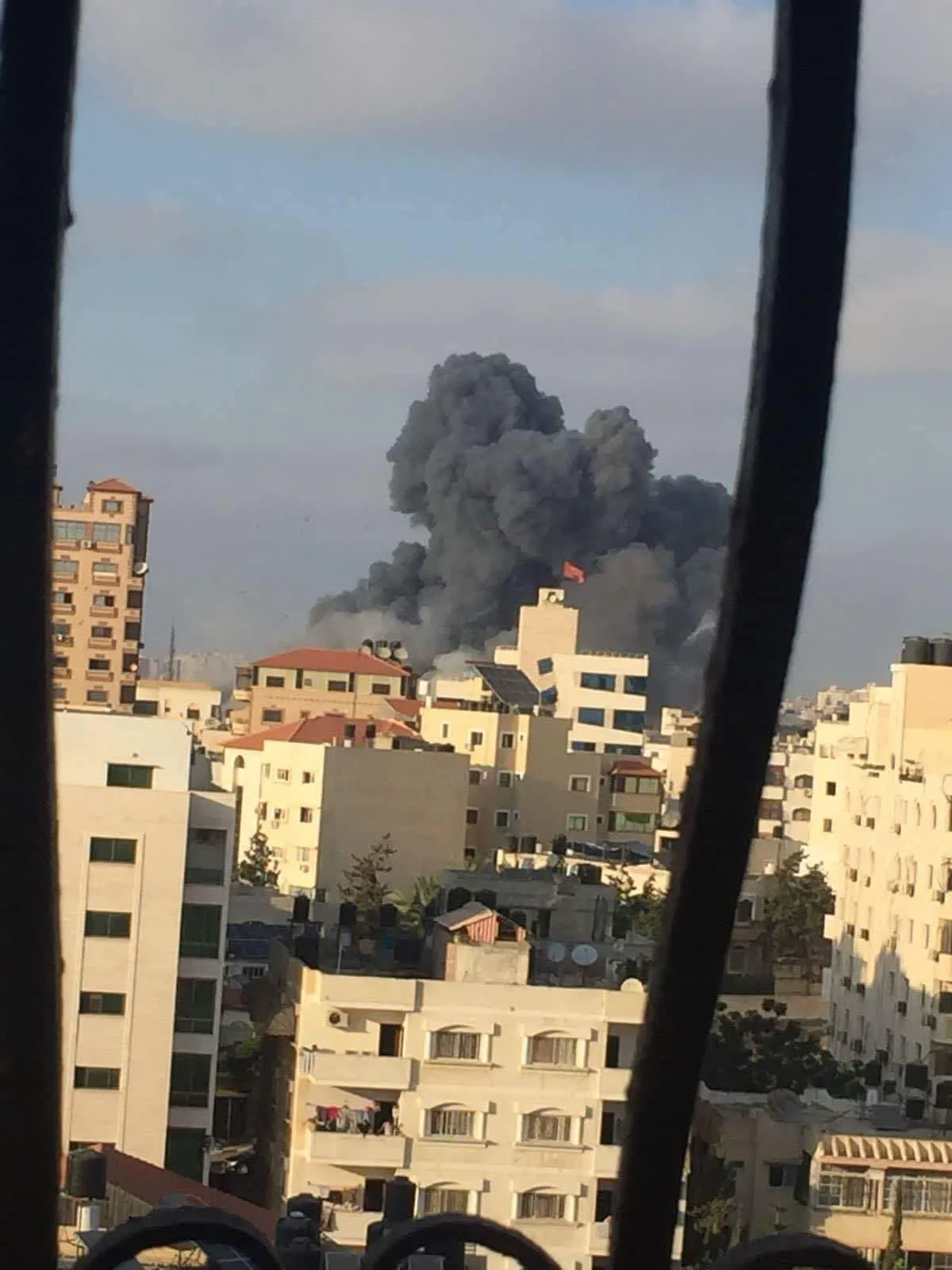 إصابة ١٢ فلسطينياً بقصف مركز ثقافي في غزة