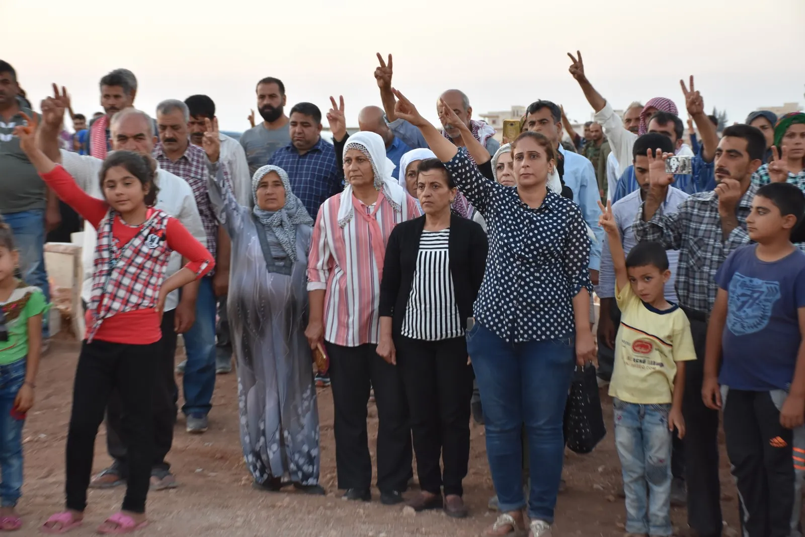 أضرحة شهداء مقاومة العصر تضيء في ليلة العيد