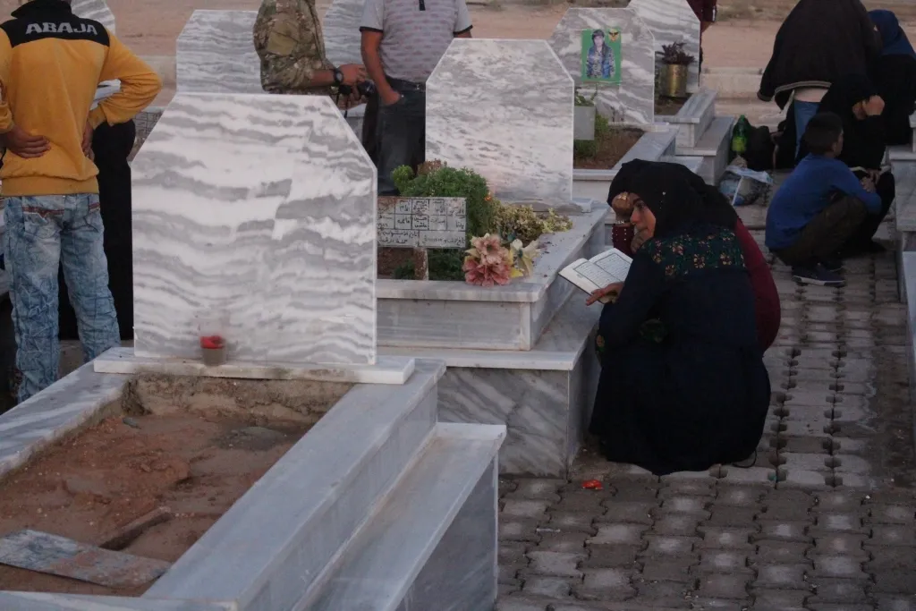 خلال زيارة أضرحة الشهداء أهالي منبج يؤكدون مضيهم على خطا الشهداء