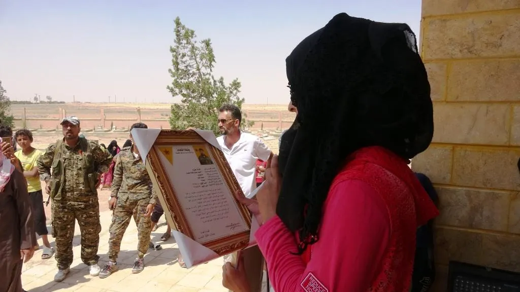 أهالي دير الزور يودعون أحد أبنائهم لمثواه الأخير