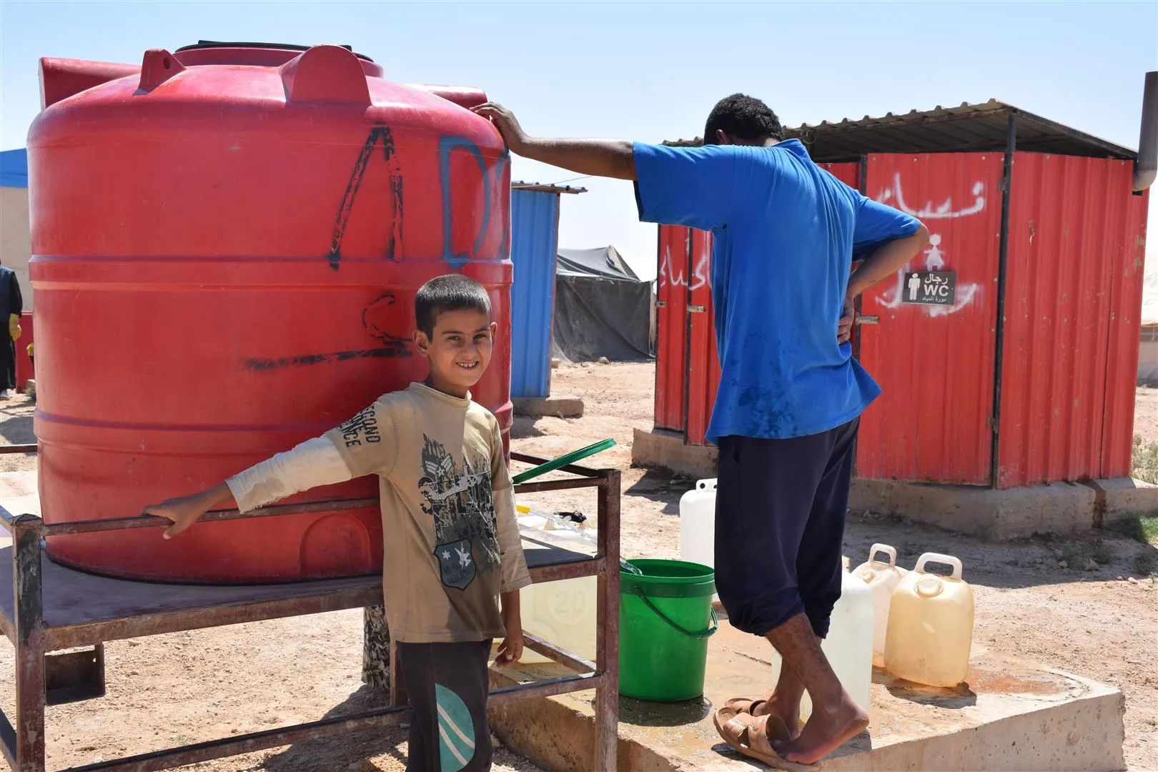 بالصور والفيديو...جانب من حياة أطفال مخيم العريشة