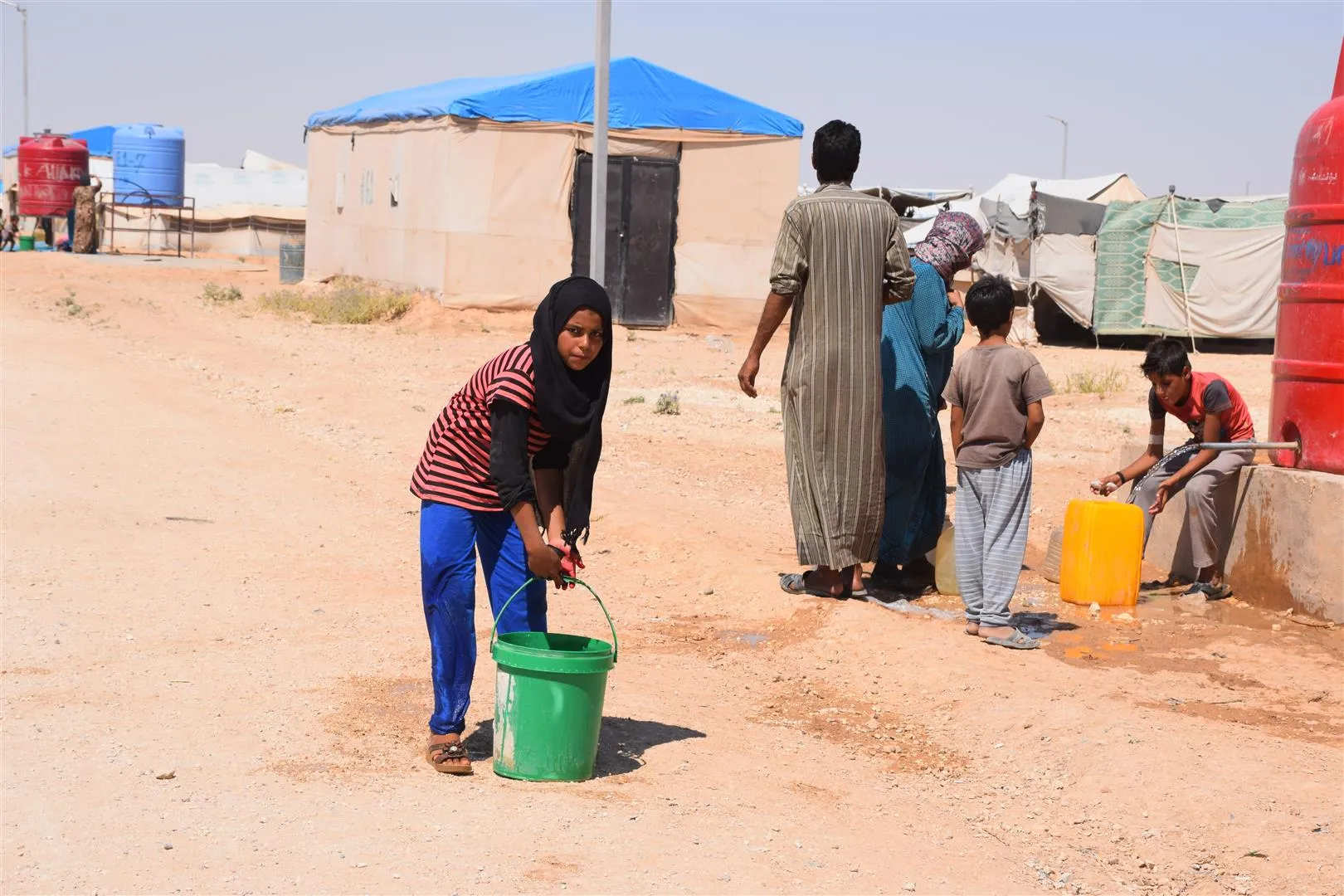 بالصور والفيديو...جانب من حياة أطفال مخيم العريشة