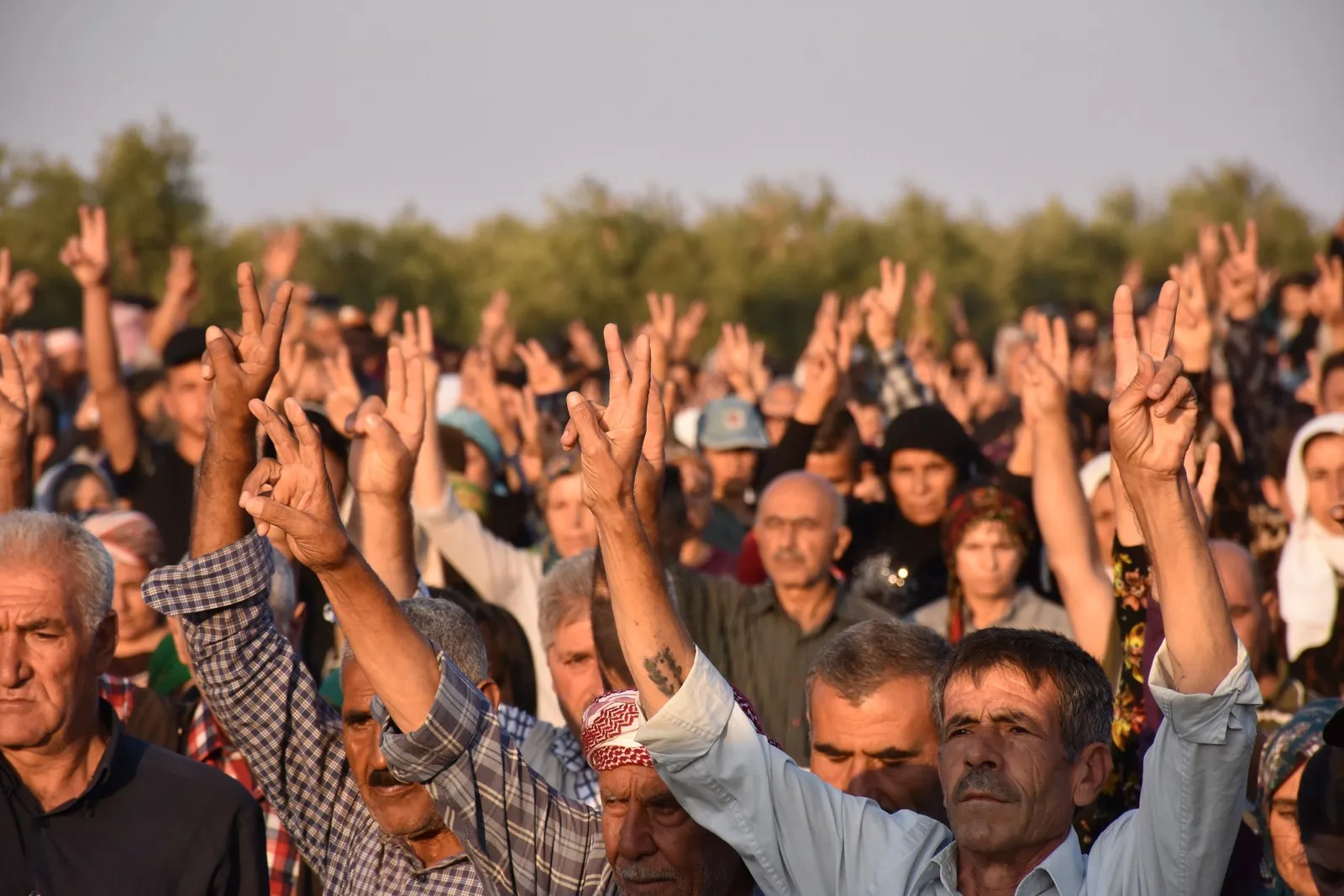 تخريب المقابر أتى لتخوفهم من المشاريع الديمقراطية وهو منافي لحقوق الإنسان