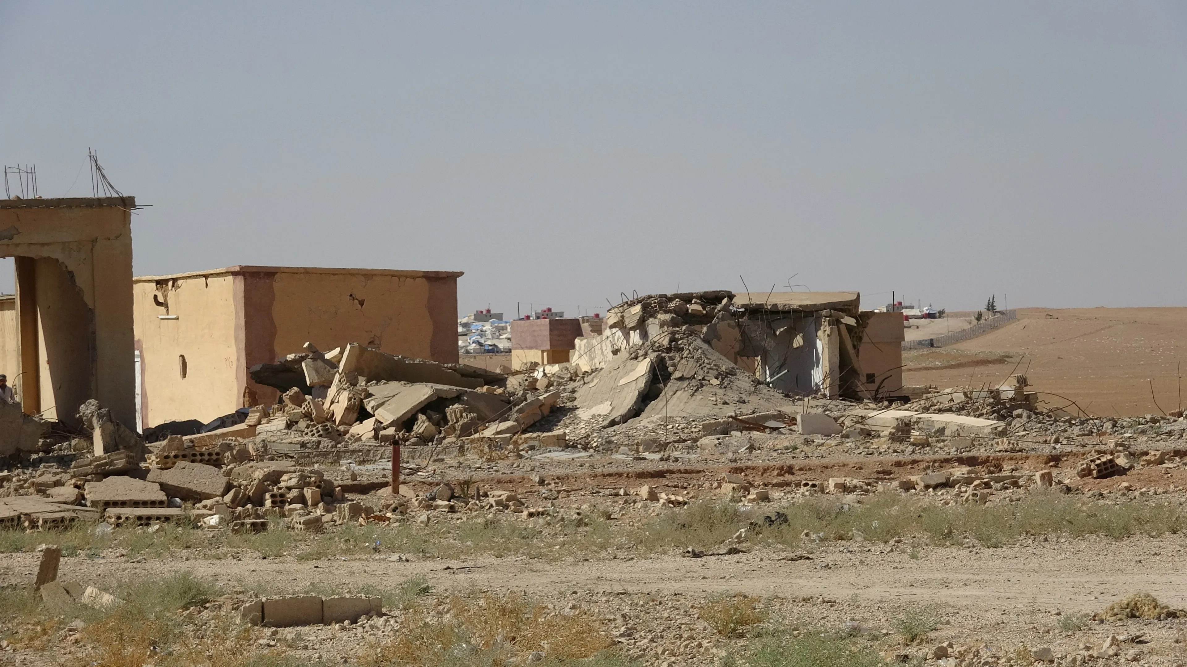 جهود حثيثة لأهالي عين عيسى لإعادة إعمار ناحيتهم