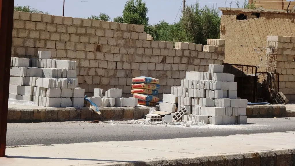 جهود حثيثة لأهالي عين عيسى لإعادة إعمار ناحيتهم