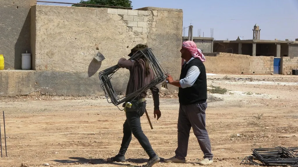 جهود حثيثة لأهالي عين عيسى لإعادة إعمار ناحيتهم
