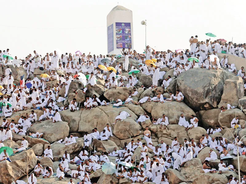 الحجاج يجتمعون في صعيد عرفات عشية عيد الأضحى