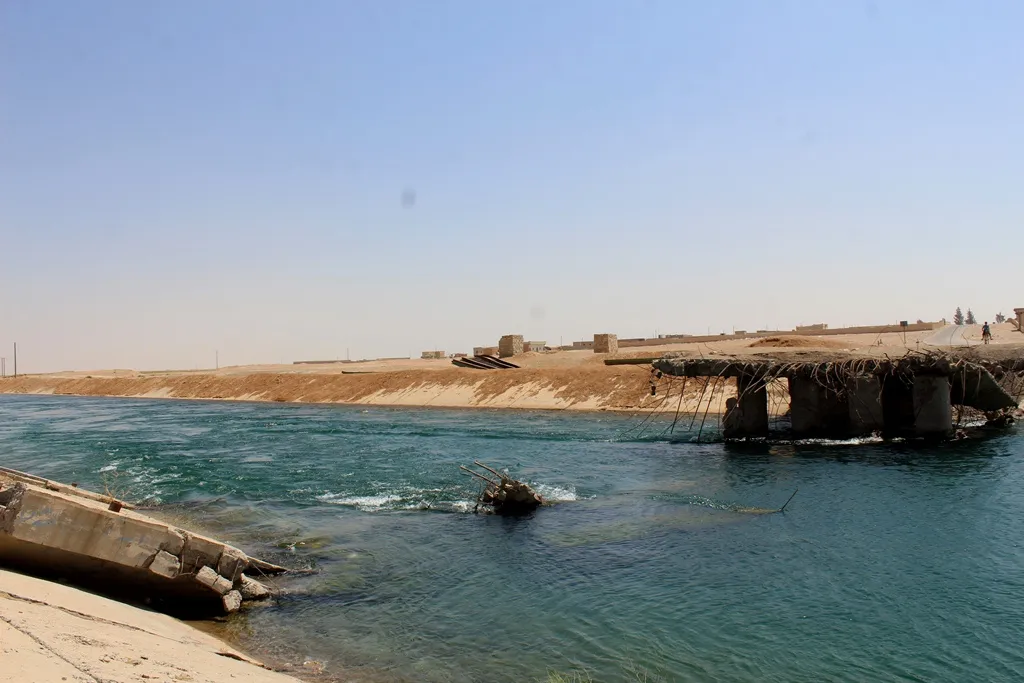 الجسور المدمرة... تعيق حركة الأهالي في أرياف الطبقة