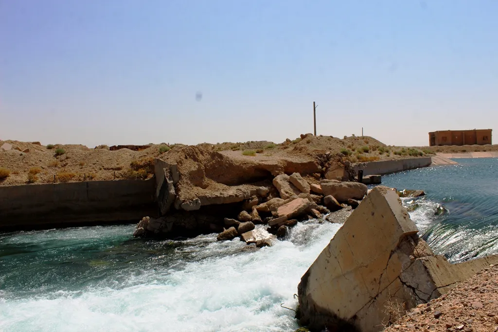 الجسور المدمرة... تعيق حركة الأهالي في أرياف الطبقة