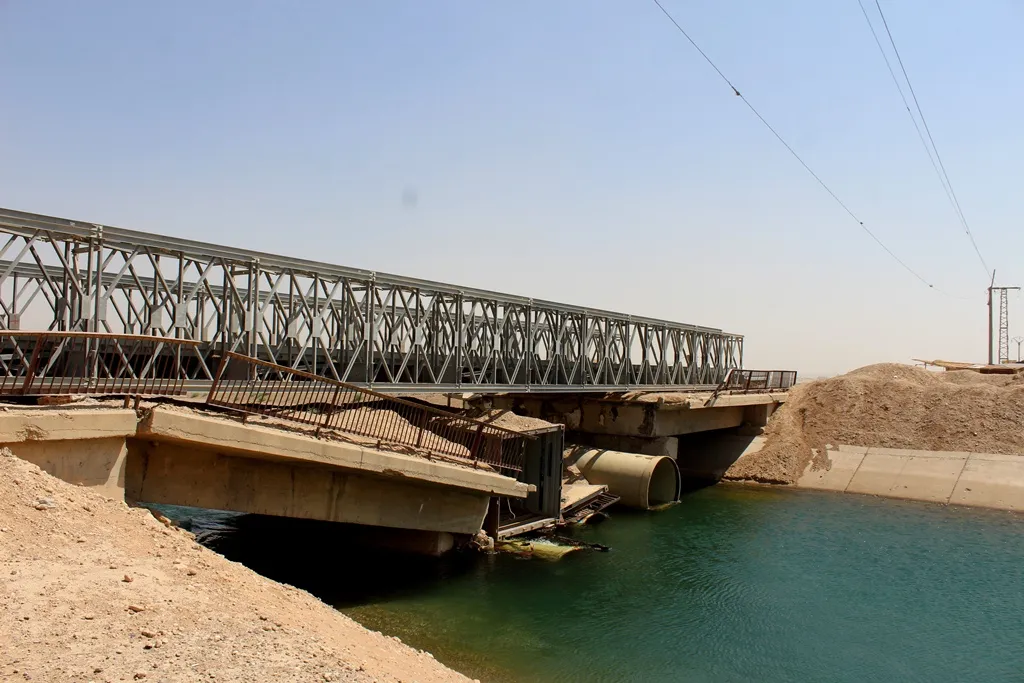 الجسور المدمرة... تعيق حركة الأهالي في أرياف الطبقة