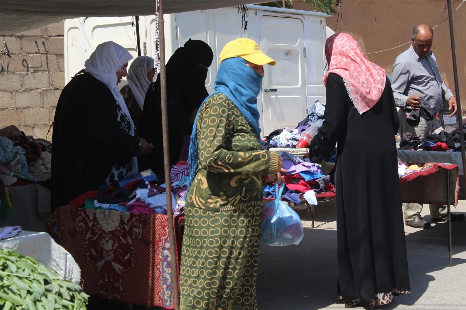 الاسواق الشعبية المتنقلة مقصداً للأهالي لشراء اللوازم نظراً لأسعارها الرخيصة
