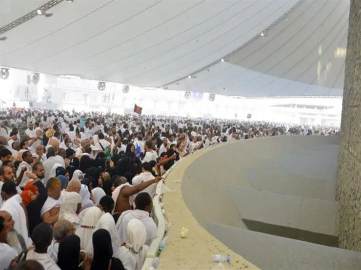 الحجاج يبدؤون برمي الجمرات في أول أيام العيد
