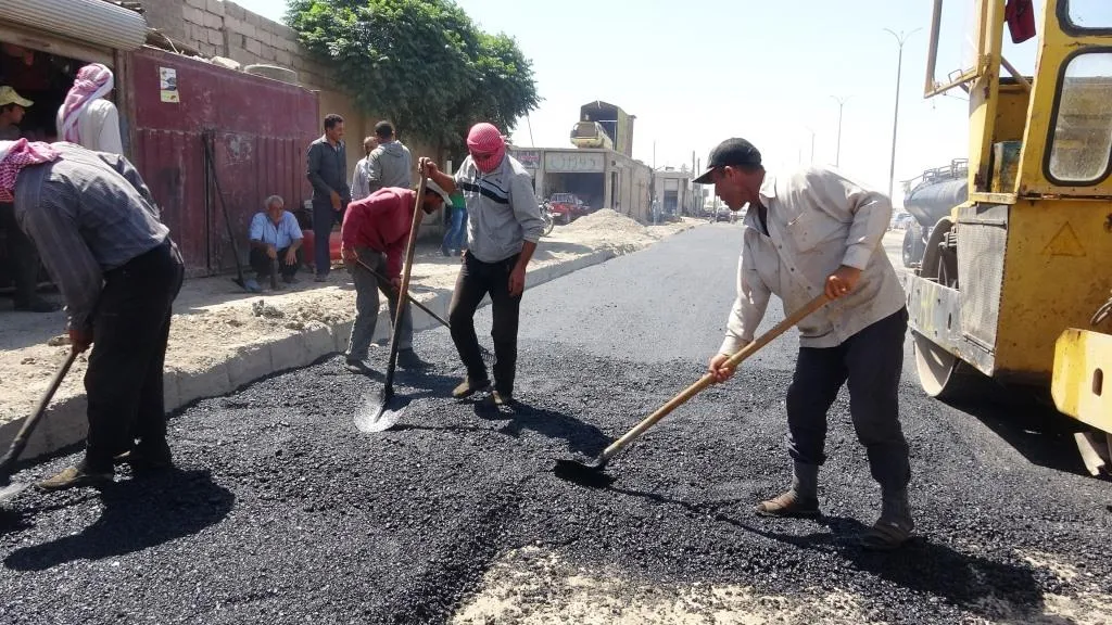  الاستمرار في إعادة تأهيل الطرقات بمدينة الرقة