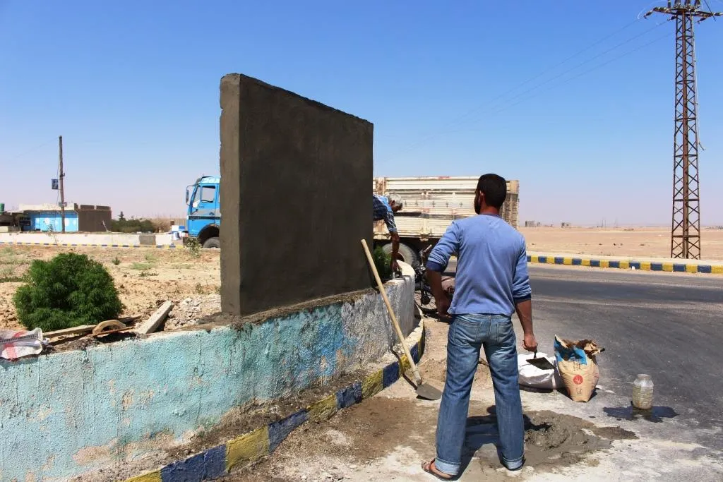 تعليق صور شهداء وطلاء الأرصفة في ناحية الكسرة