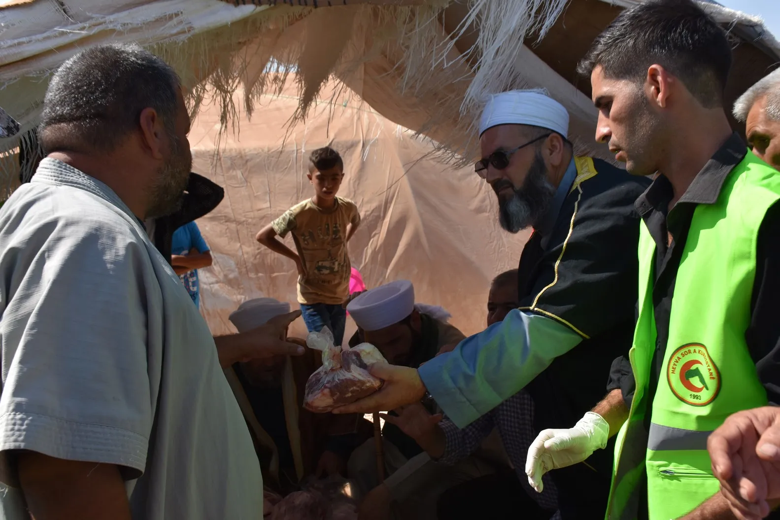 توزيع اللحم على أهالي المخيمات في الشهباء وشيروا