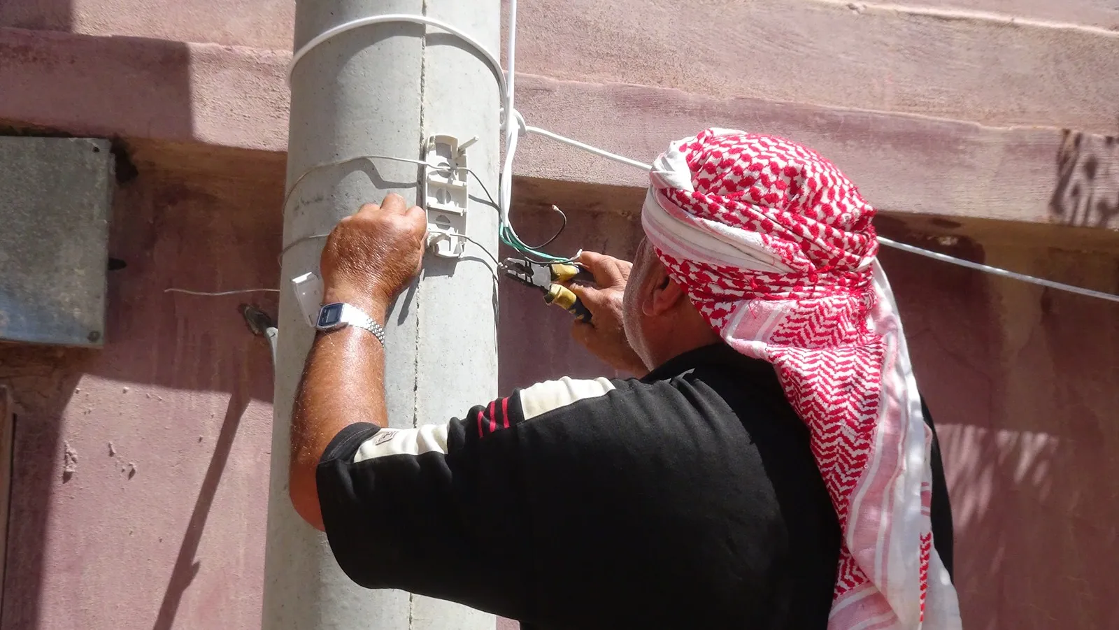 تأمين الكهرباء لأهالي عفرين في قرية غرناطة