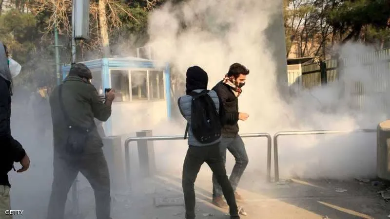 متظاهرون في إيران يهاجمون حوزة دينية في طهران