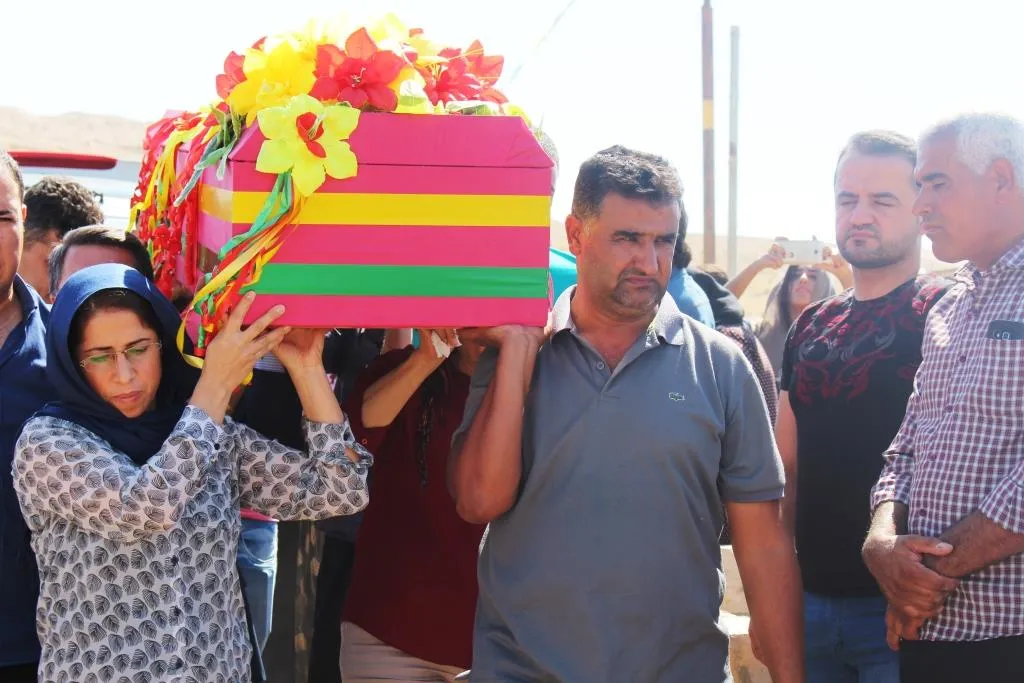 جثمان المناضلة عدلة مراد وري الثرى بجانب ضريح ابنها الشهيد فرهاد