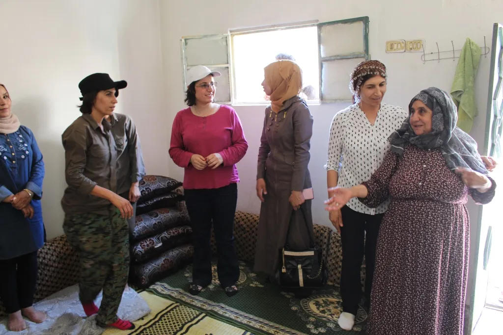 وفود من مؤسسات عين عيسى ومنبج تهنئ عوائل الشهداء بحلول العيد
