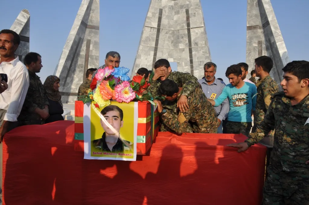 جثمان الشهيد مرفان يوارى الثرى في مسقط رأسه