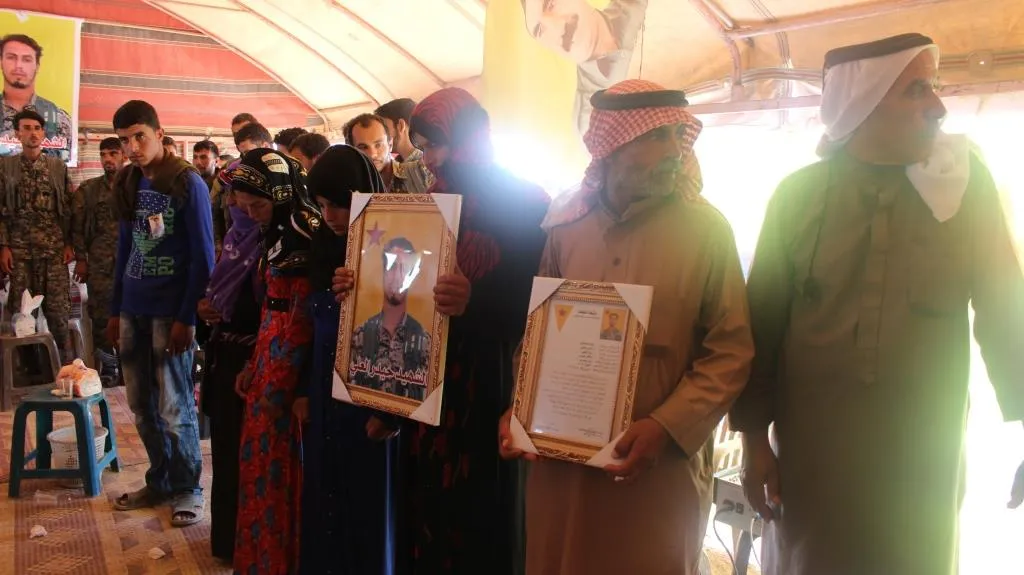تقديم واجب العزاء لذوي الشهيد حيدر العلي