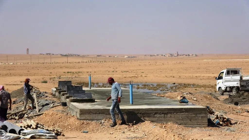 بعد معاناة... إنهاء مشكلة المستنقع في مخيم عين عيسى للنازحين