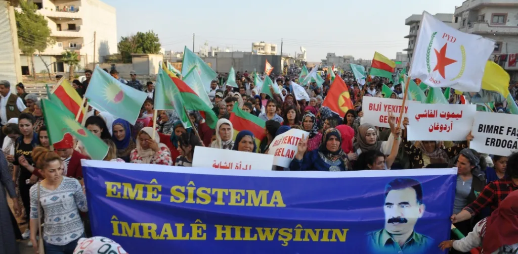 مظاهرة حاشدة في كوباني رفضاً للعزلة المفروضة على أوجلان