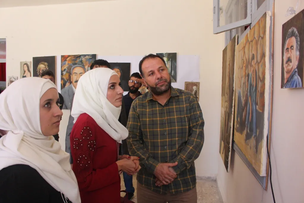 لجنة الثقافة والفن تنظم معرضاً للفنون التشكيلية