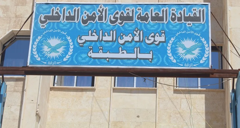 قوى الأمن الداخلي في الطبقة تنشر ملصقات لتوعية المواطنين من خطر الألغام