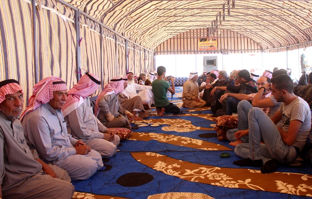 وفود وأهالي الطبقة يقدمون واجب العزاء لذوي الشهيد عبدالله