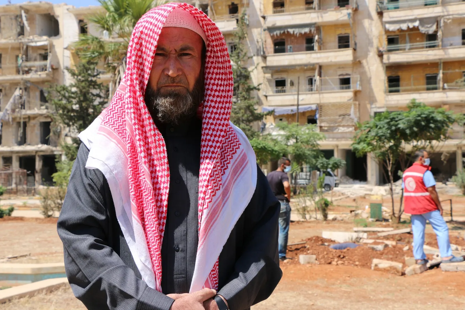نقل رفات جثث اكتشفت في حديقة بحي الأشرفية
