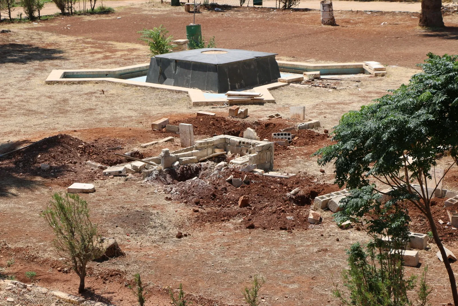 نقل رفات جثث اكتشفت في حديقة بحي الأشرفية