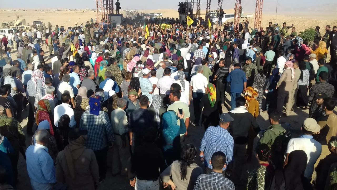 أهالي شنكال يشيعون جثمان المام زكي بعد منع القوات العراقية أهالي شمال سوريا من العبور