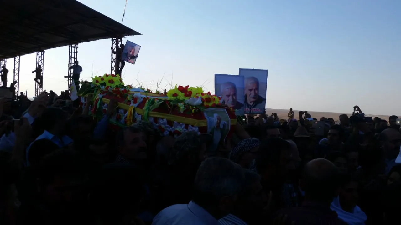 أهالي شنكال يشيعون جثمان المام زكي بعد منع القوات العراقية أهالي شمال سوريا من العبور