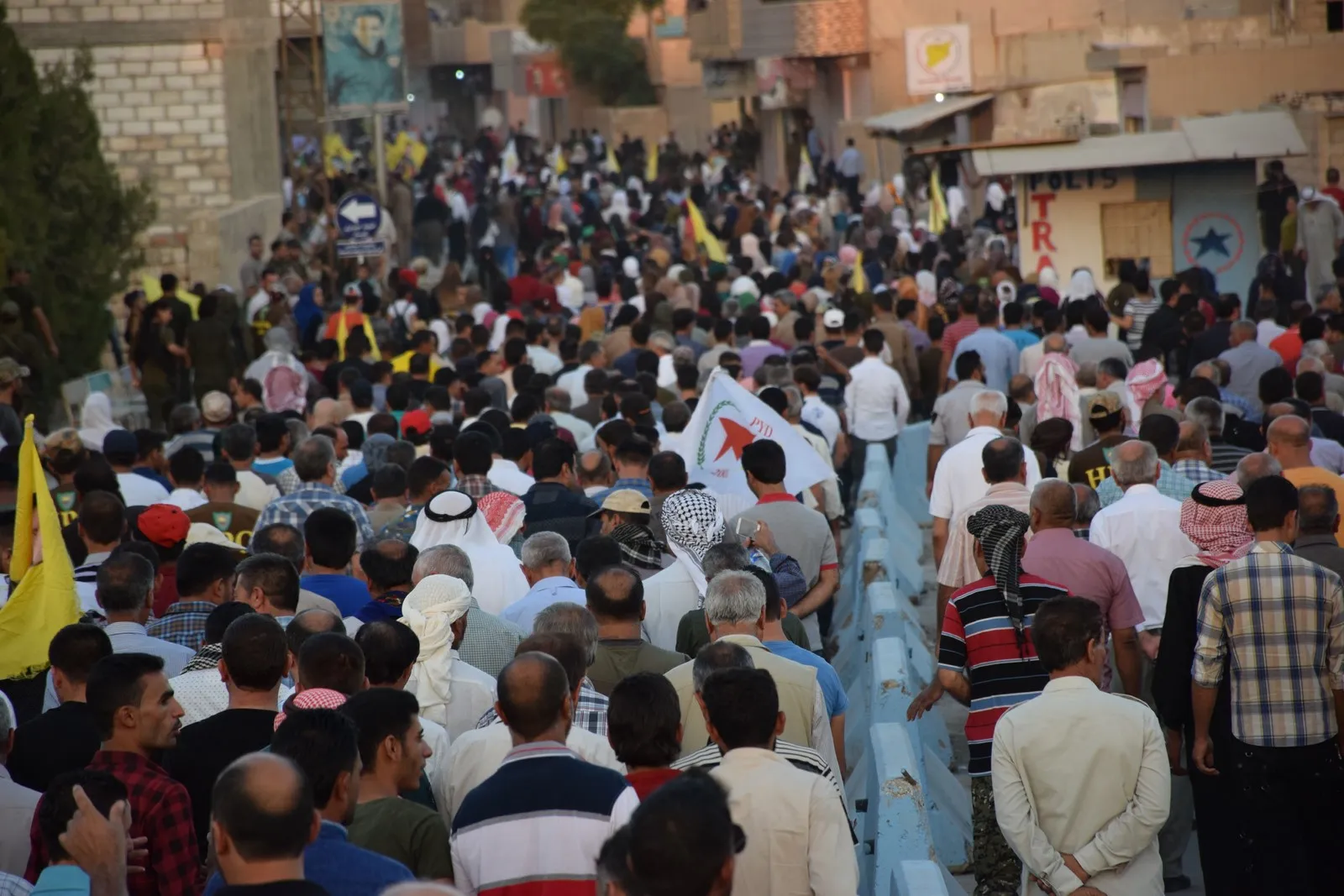 الآلاف يطالبون بحرية أوجلان في يوم السلام العالمي