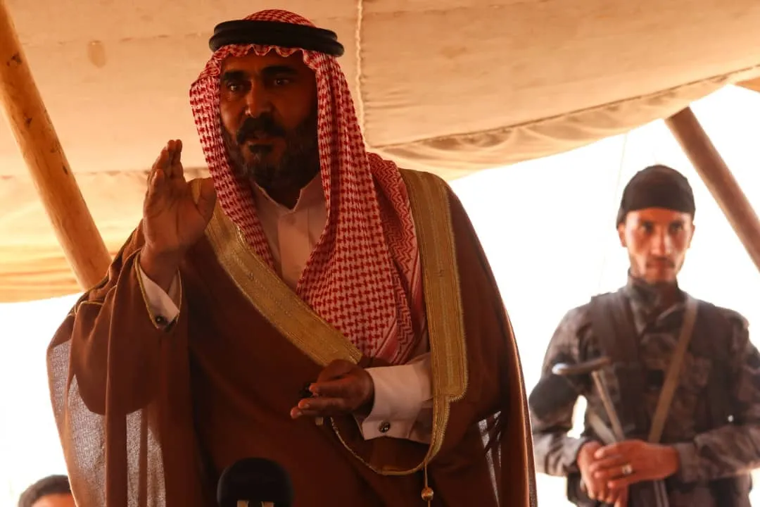 قوى الأمن الداخلي تجتمع مع شيوخ عشائر الرقة للتعاون في حفظ أمن المنطقة