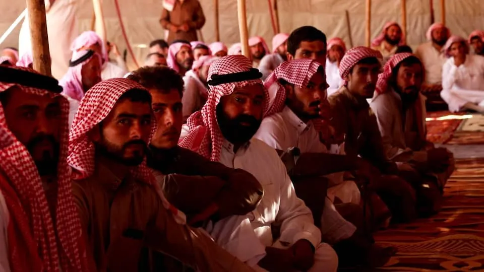 قوى الأمن الداخلي تجتمع مع شيوخ عشائر الرقة للتعاون في حفظ أمن المنطقة