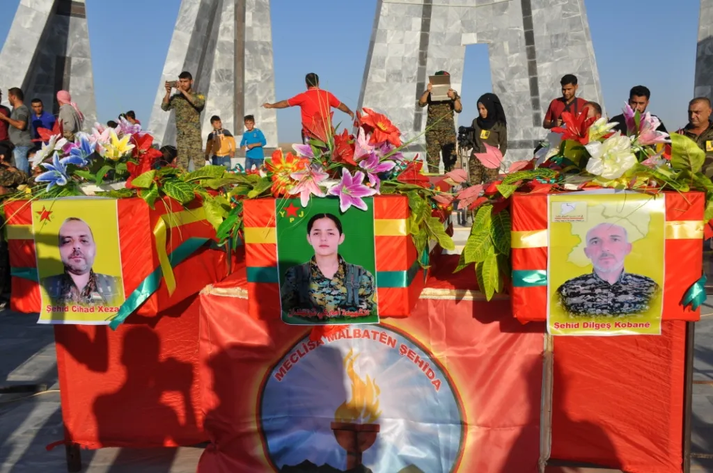 تشييع 3 شهداء من كوباني وعفرين ودير الزور إلى مثواهم الأخير