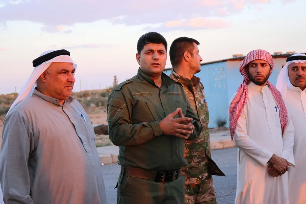 الإدارة المدنية في الطبقة تزور الأهالي والنقاط العسكرية دعماً للعملية الأمنية