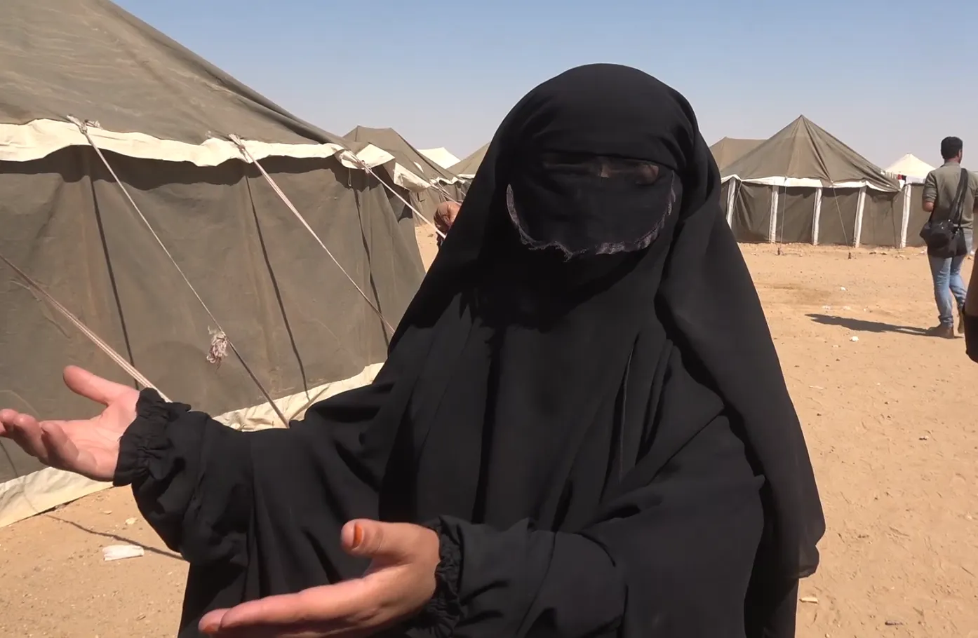 نازحو هجين: داعش تزرع الألغام  كي لا يخرج أحد من المنطقة وهنا المنظمات لا تقدم لنا أي مساعدة