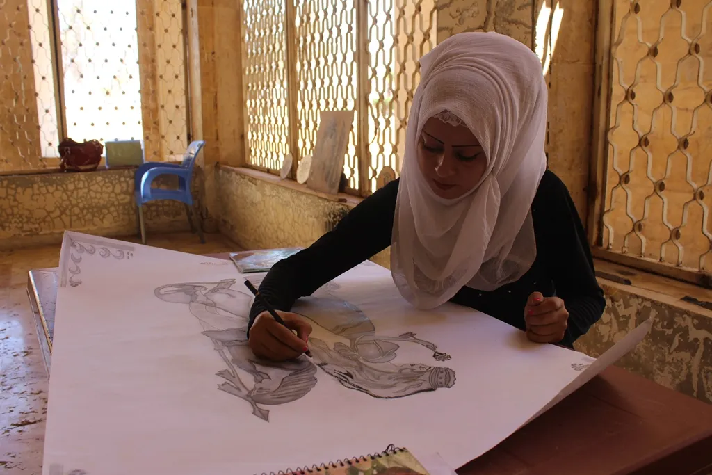 تعشق رؤية المرأة المقاتلة في لوحاتها