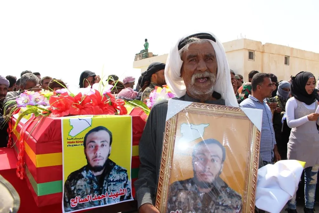 والد شهيد: نعاهد الشهداء بالانتقام وتحرير أرضنا من المرتزقة