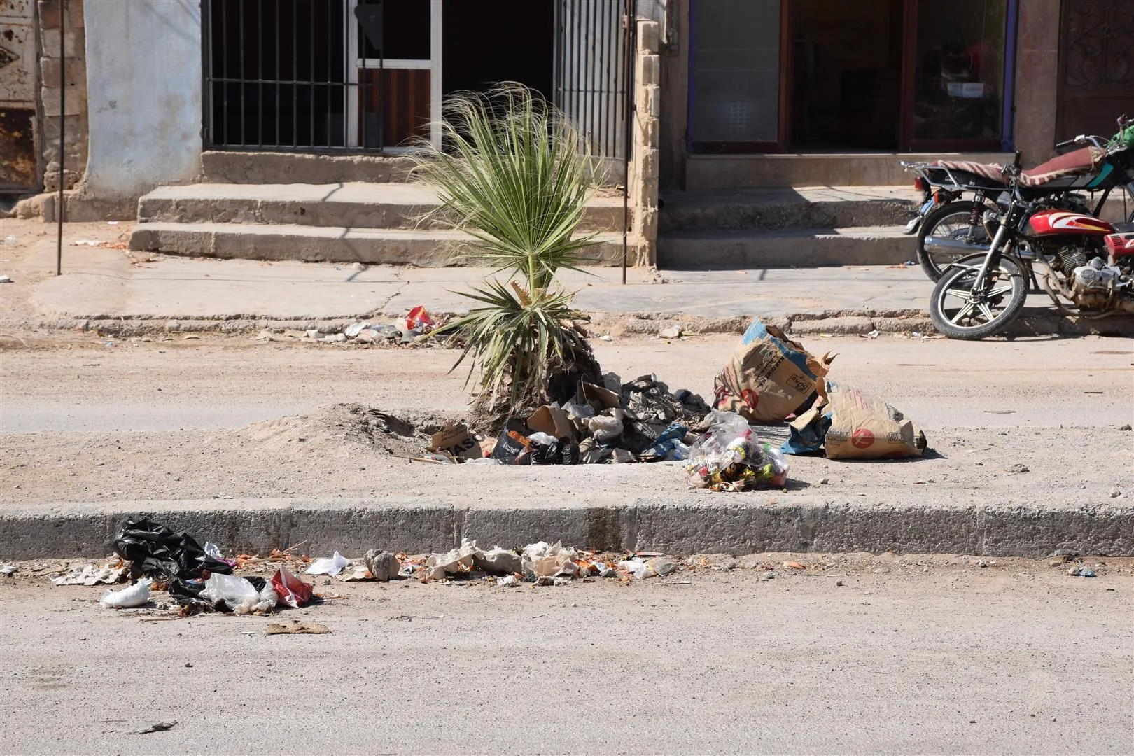 القمامة بين توجيه انتقادات للبلدية وعدم تقيد الأهالي