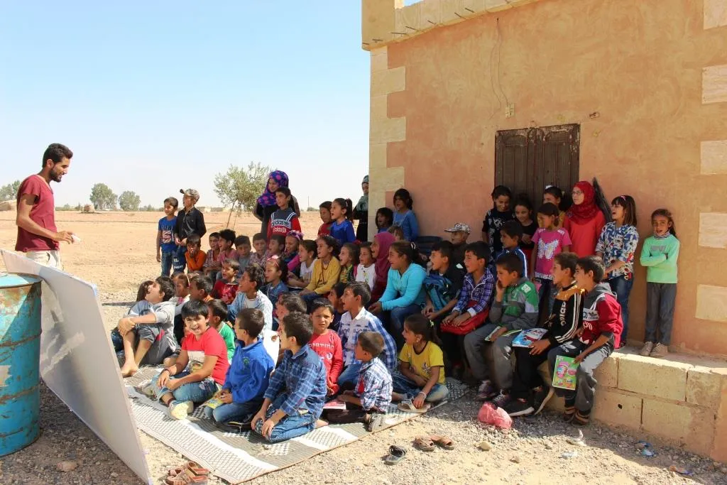 يبدأون عامهم الدراسي في ظل غرفة صغيرة تحمي بعضهم من أشعة الشمس