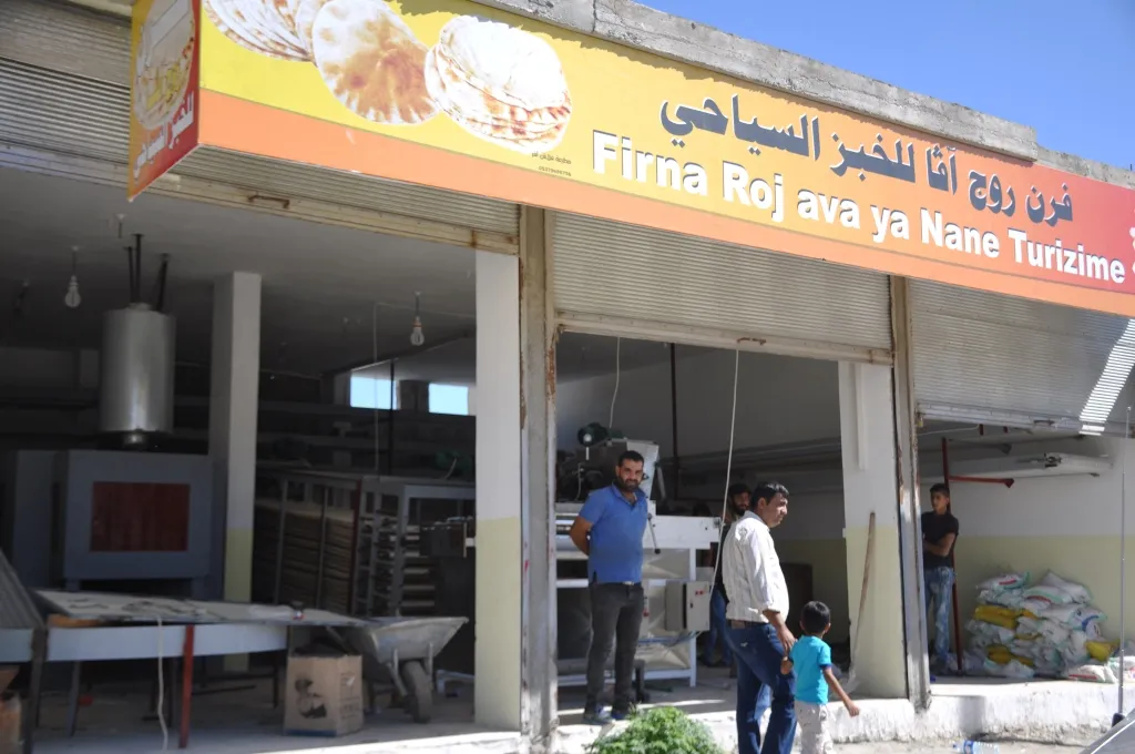 يستعد لتشدين المخبز الذي صنع آلاته بيده