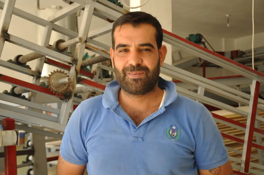 يستعد لتشدين المخبز الذي صنع آلاته بيده